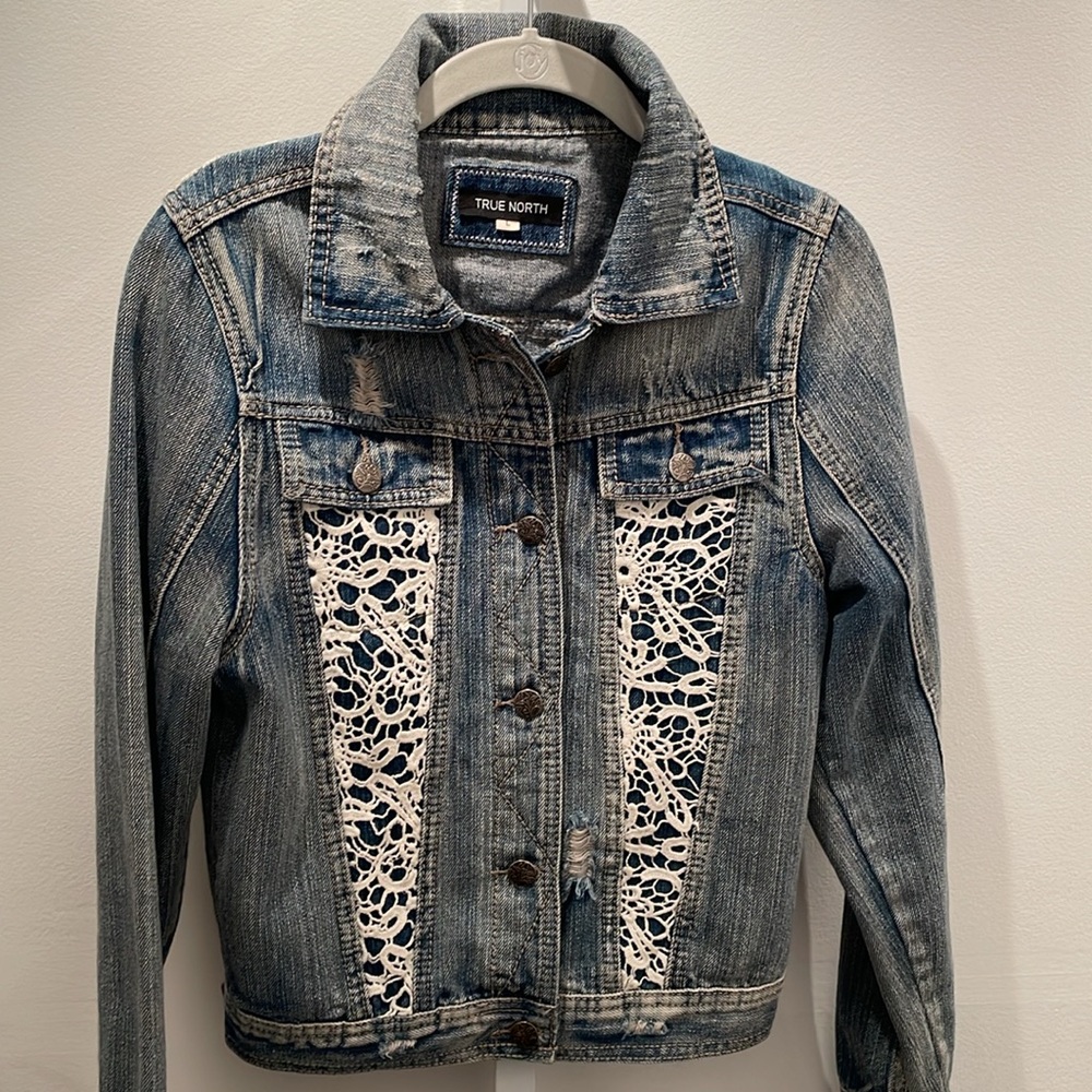 ❌SOLD❌TRUE NORTH Denim Jacket with Crochet detailing size M - Picture 8 of 8